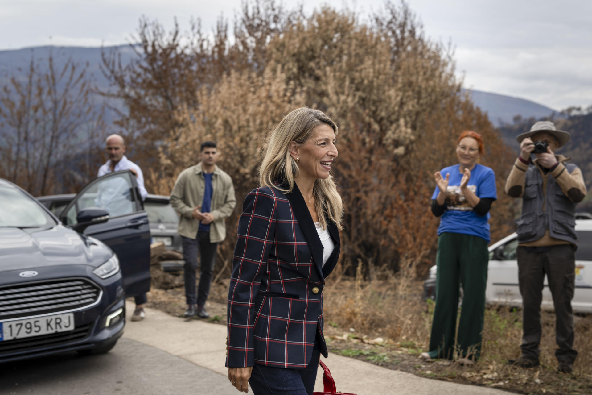La vicepresidenta segunda y ministra de Trabajo y Economía Social, Yolanda Díaz a su llegada a Vilamartín de Valdeorras antes de su encuentro con alcaldes y cooperativas afectadas por la ola de incendios del pasado mes de agosto en dicha localidad. EFE/Brais Lorenzo
