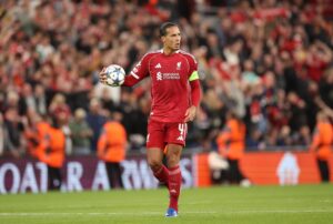 El jugador del Liverpool Virgil van Dijk celebra el 3-2 durante el partido de la fase de liga de la UEFA Champions League league que han jugado Liverpool y Atletico Madrid en Liverpool, Reino Unido. EFE/EPA/ADAM VAUGHAN
