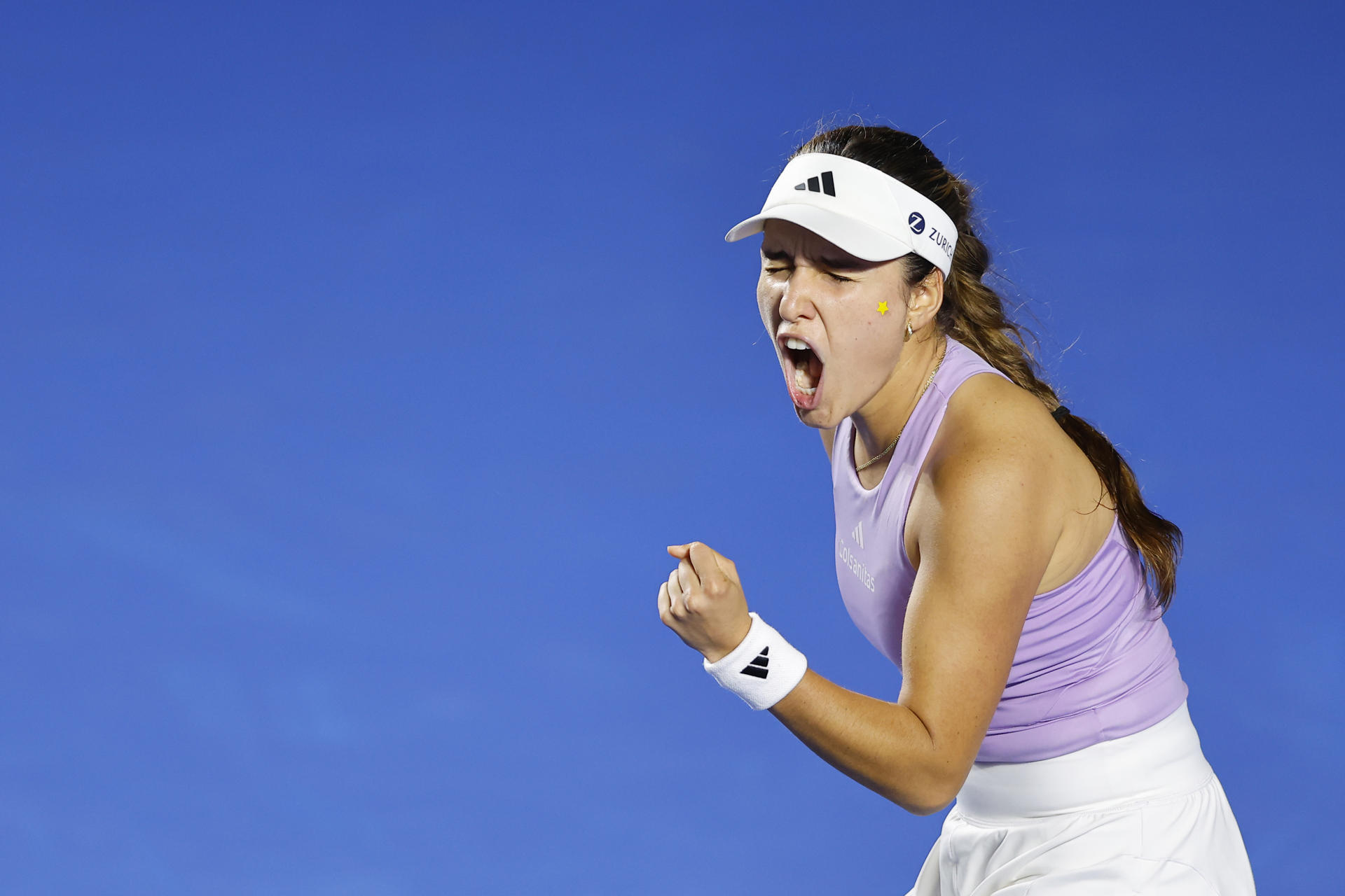 La colombiana Camila Osorio reacciona ante la rusa Kamilla Rakhimova este martes, durante un partido del Guadalajara Open WTA 500, en el Centro Panamericano de Tenis. EFE/ Francisco Guasco