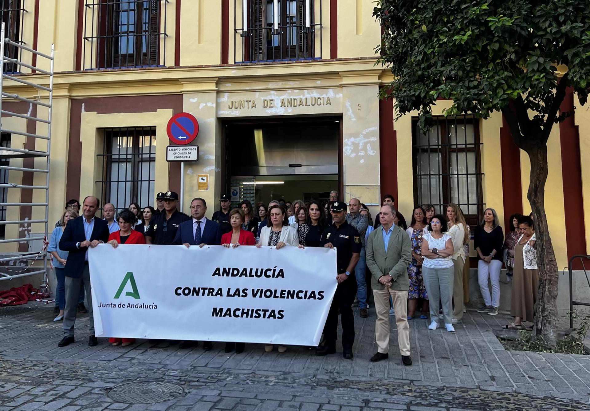 Representantes de la Junta de Andalucía han guardado este martes un minuto de silencio para condenar el asesinato machista de Katherine Yuliet, de 29 años, presuntamente a manos de su expareja, un joven de 21 años ya detenido, que utilizó un arma blanca para la agresión en un portal y posteriormente intentó suicidarse, este martes en Sevilla. EFE/Roberto Ruiz Oliva