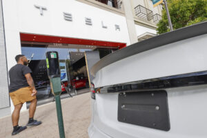 Fotografía de archivo de un vehículo eléctrico Tesla estacionado frente a la sala de exhibición de Tesla en Walnut Creek, California (EE.UU.). EFE/EPA/JOHN G. MABANGLO /ARCHIVO
