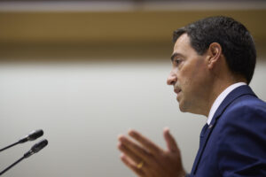 El lehendakari, Imanol Pradales, este jueves en el Parlamento Vasco. EFE/ Adrián Ruiz-Hierro