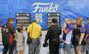 El estand de Funko con largas colas que dan la vuelta a media zona expositora se repite este viernes en la segunda jornada de la San Diego Comic-Con Málaga. El 'fenómeno Funko' ha vuelto a desatar la locura con cientos de personas que corrían desde la apertura de puertas para ponerse en cola e intentar hacerse con una de las 150 figuras exclusivas que se ponen a la venta cada día. EFE/Enrique Bermudez