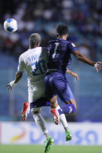 El hondureño Deybi Flores (i) y el nicaragüense Miguel Rodríguez saltan por el balón en el partido de las eliminatorias de la Concacaf para el Mundial de 2026 jugado este martes en el estadio José de la Paz Herrera, de Tegucigalpa. EFE/ Gustavo Amador