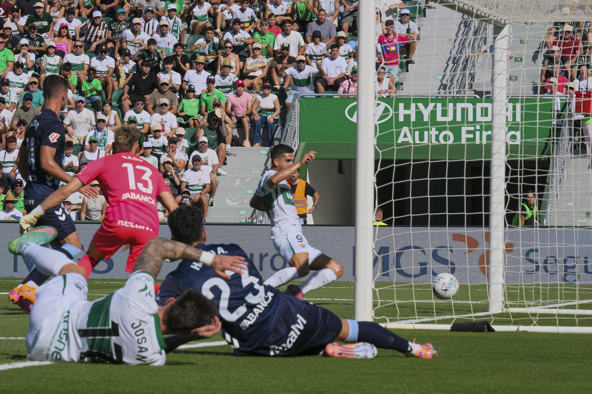 El jugador del Elche Da Silva (d) dispara a puerta para marcar gol ante el Celta de Vigo, durante el partido de la jornada 7 de LaLiga EA Sports, entre el Elche CF y el RC Celta de Vigo, en el estadio Martínez Valero. EFE / Pablo Miranzo