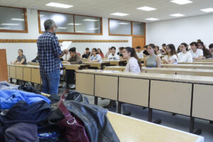 Varias estudiantes aguardan dentro del aula. EFE/ Nacho Gallego