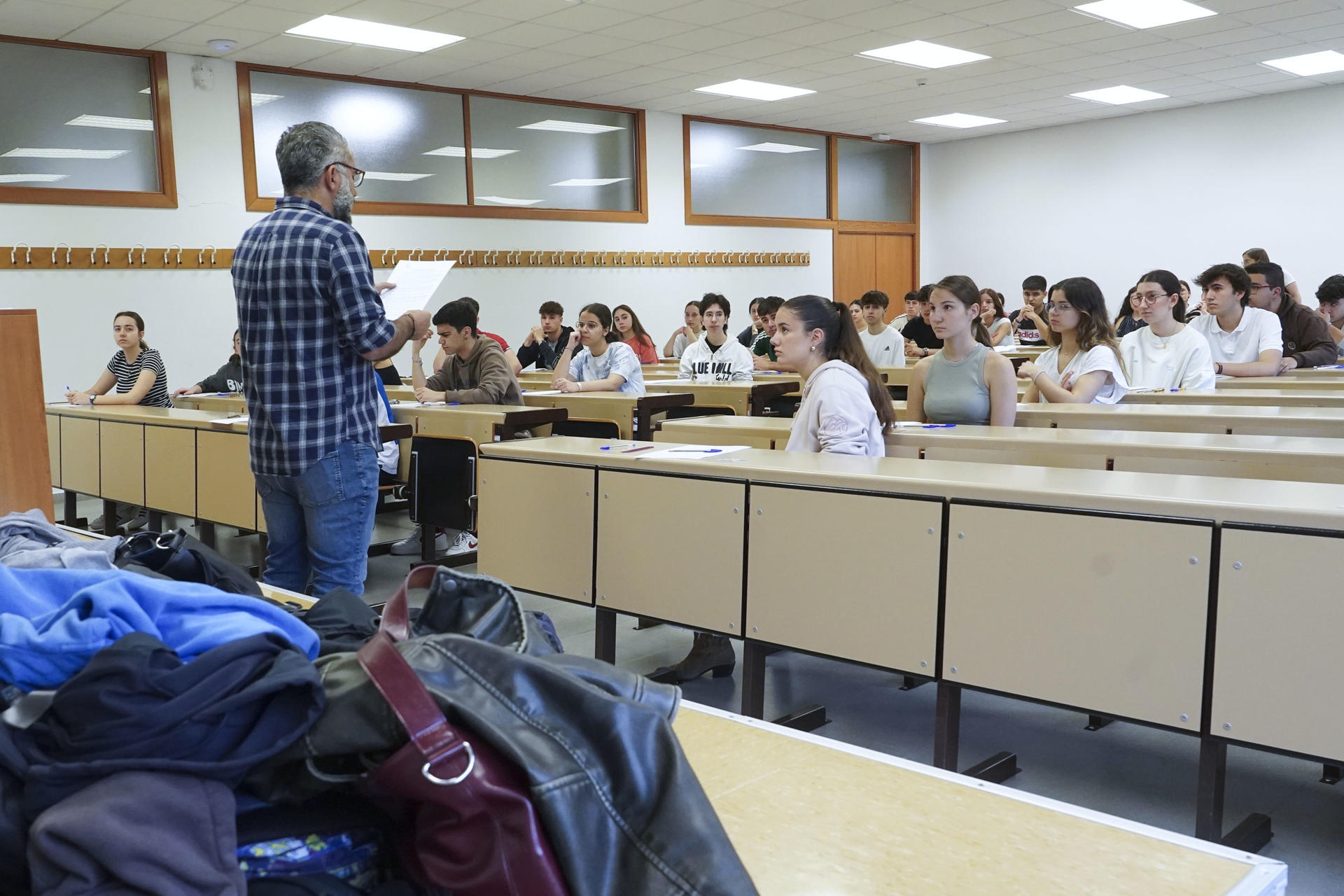 Varias estudiantes aguardan dentro del aula. EFE/ Nacho Gallego