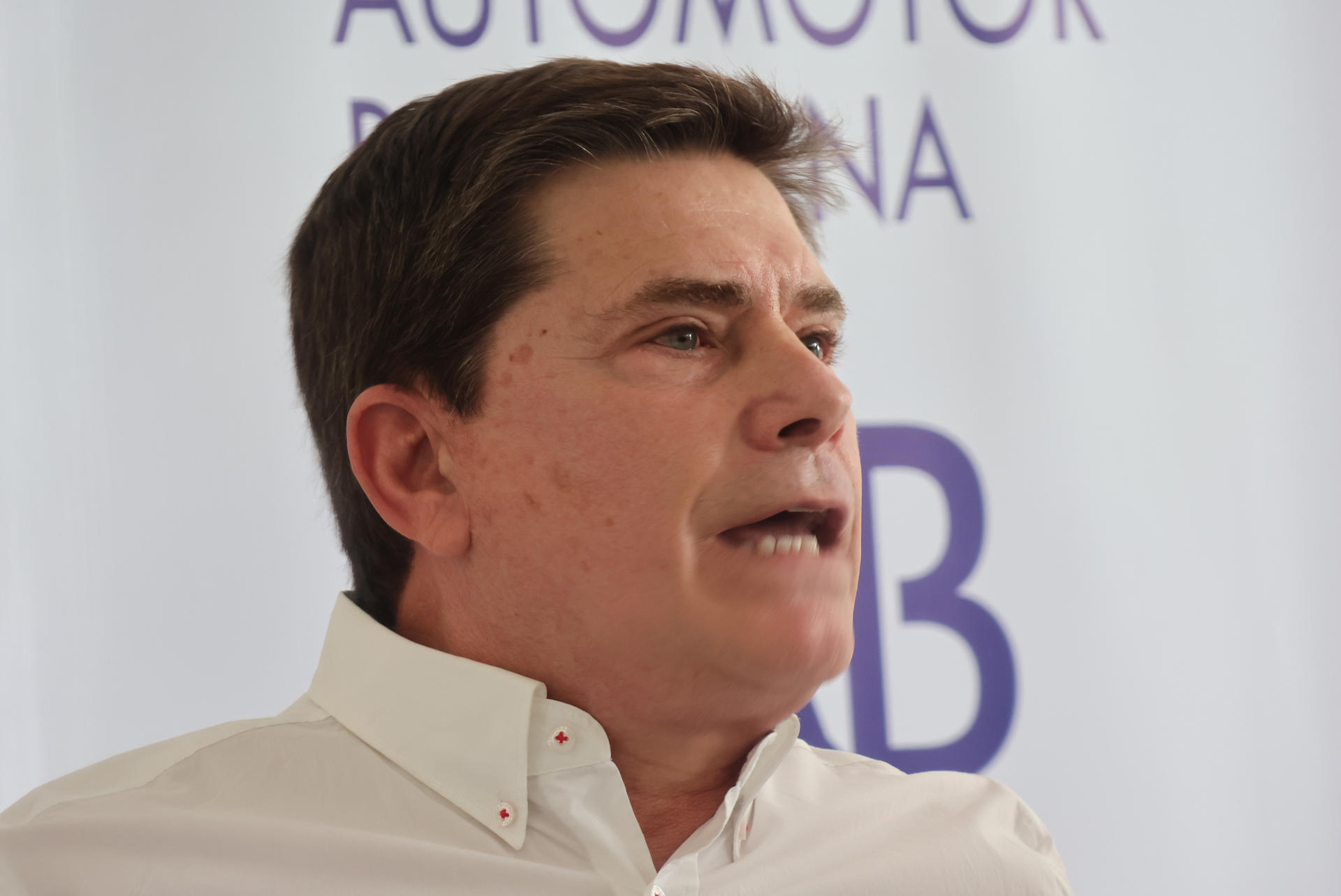 El presidente de la Cámara Automotriz Boliviana (CAB), Jhonny Salvatierra, habla durante una rueda de prensa este miércoles, en Santa Cruz (Bolivia). EFE/Juan Carlos Torrejón