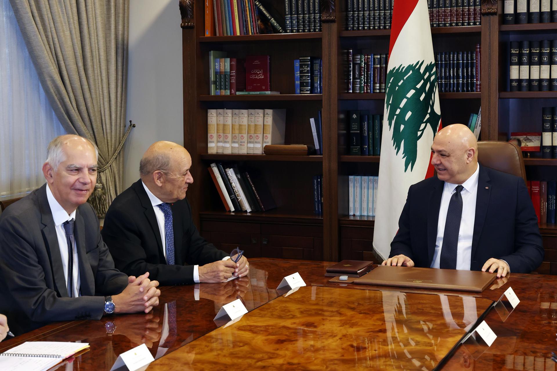 El presidente libanés, Joseph Aoun (D), este jueves en Beirut con el enviado especial de Francia para el Líbano, Jean-Yves Le Drian (C). EFE/EPA/LEBANESE PRESIDENCY PRESS OFFICE HANDOUT HANDOUT EDITORIAL USE ONLY/NO SALES