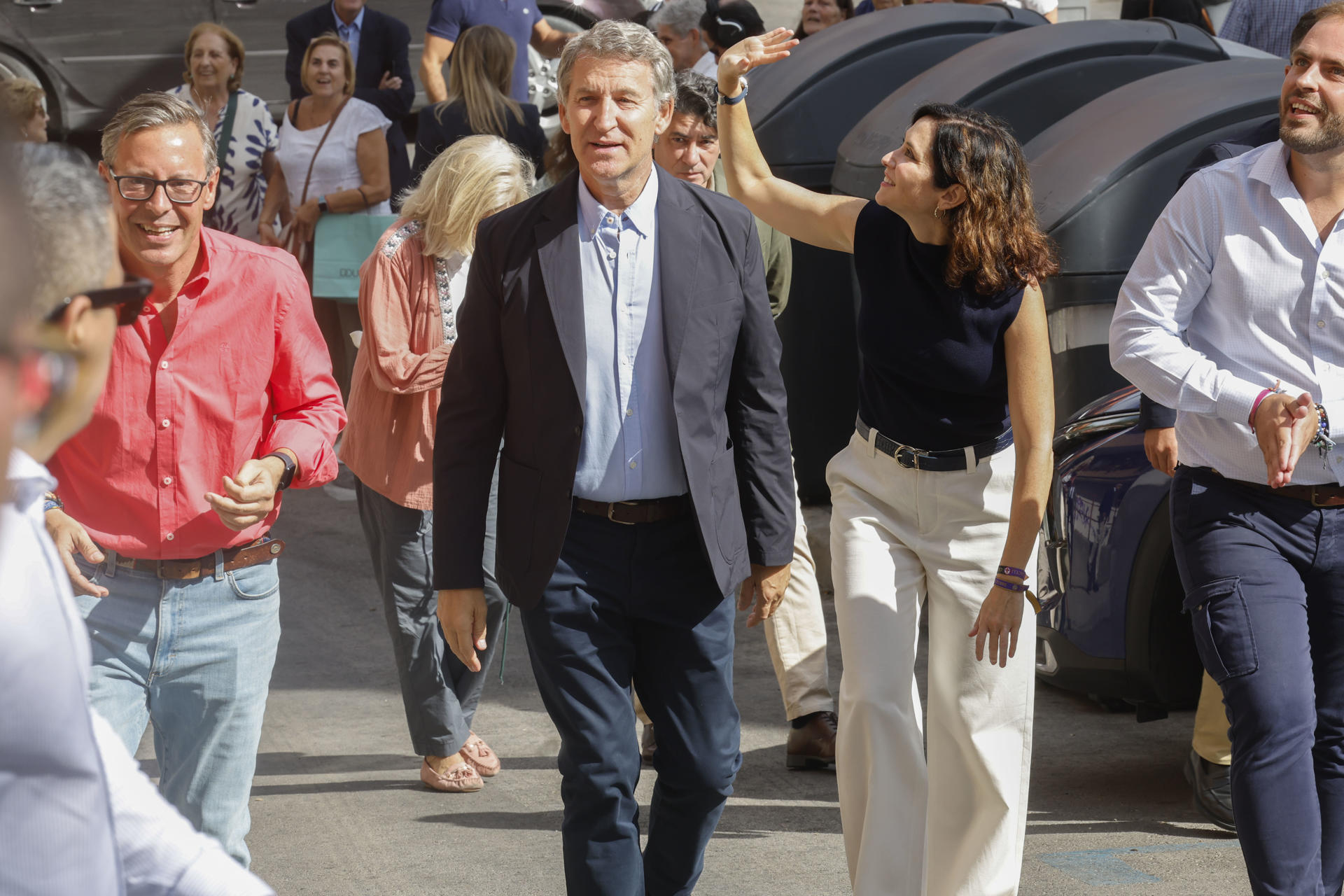 El líder del PP, Alberto Núñez Feijóo (c), junto al secretario general del PP de Madrid, Alfonso Serrano (i), la presidenta del PP regional y de la Comunidad de Madrid, Isabel Díaz Ayuso, y al alcalde de Arganda del Rey, Alberto Escolano (d), durante el acto de inicio del curso político del PP de Madrid, este viernes, en la localidad madrileña de Arganda del Rey. EFE/ J.P. Gandul