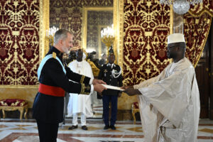 El rey Felipe VI recibe las cartas credenciales de manos del nuevo embajador de la República de Senegal, Ibrahim Al Khalil Seck, durante un acto celebrado en el Palacio Real, este viernes, en Madrid. EFE/ Fernando Villar