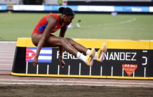 La cubana Leyanis Perez Hernandez compite en el triple salto este jueves en Tokio. EFE/EPA/KIYOSHI OTA