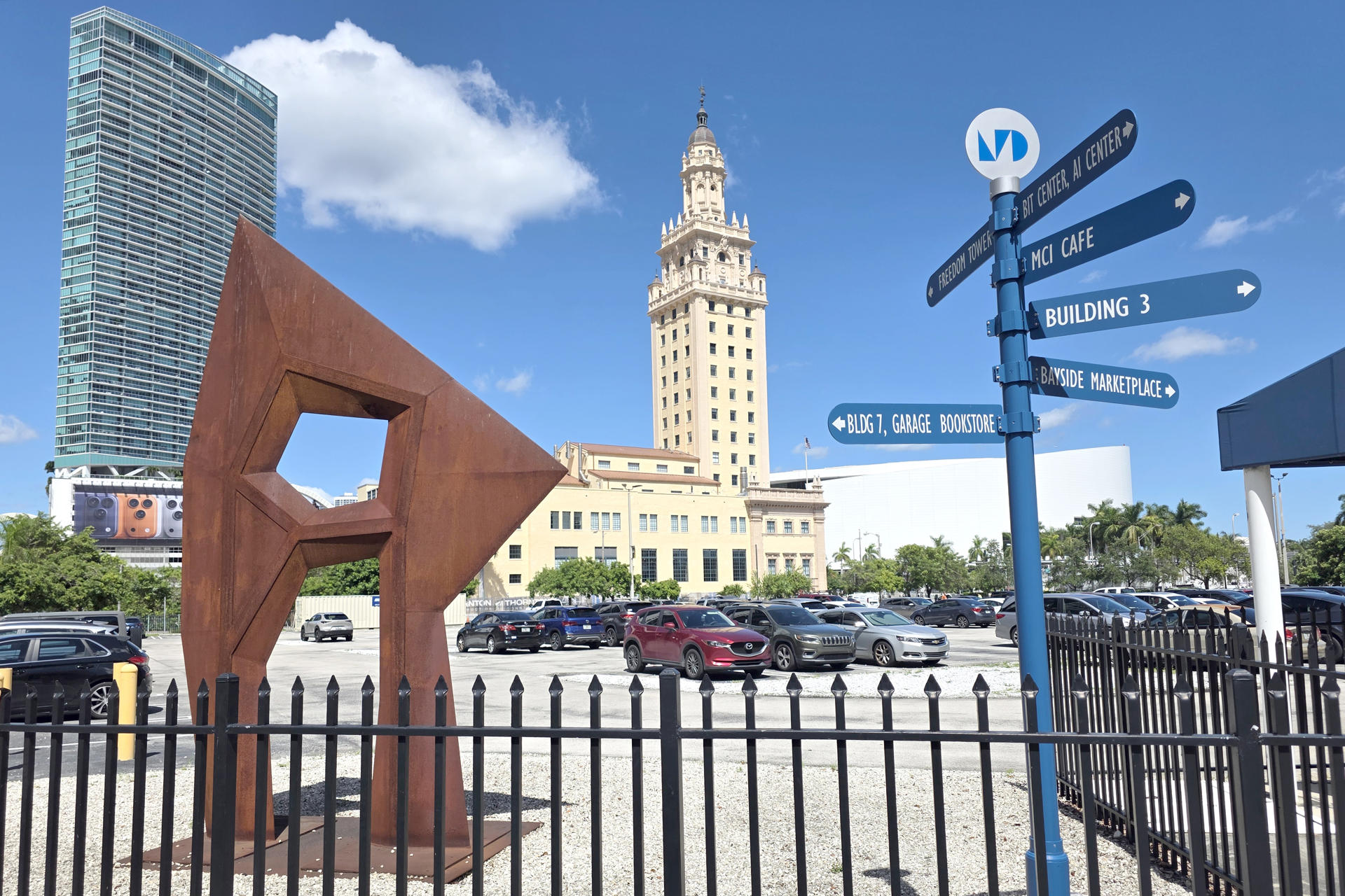 Fotografía que muestra una zona de estacionamiento de la Torre de la Libertad este martes, en Miami (Estados Unidos). EFE/Alberto Boal