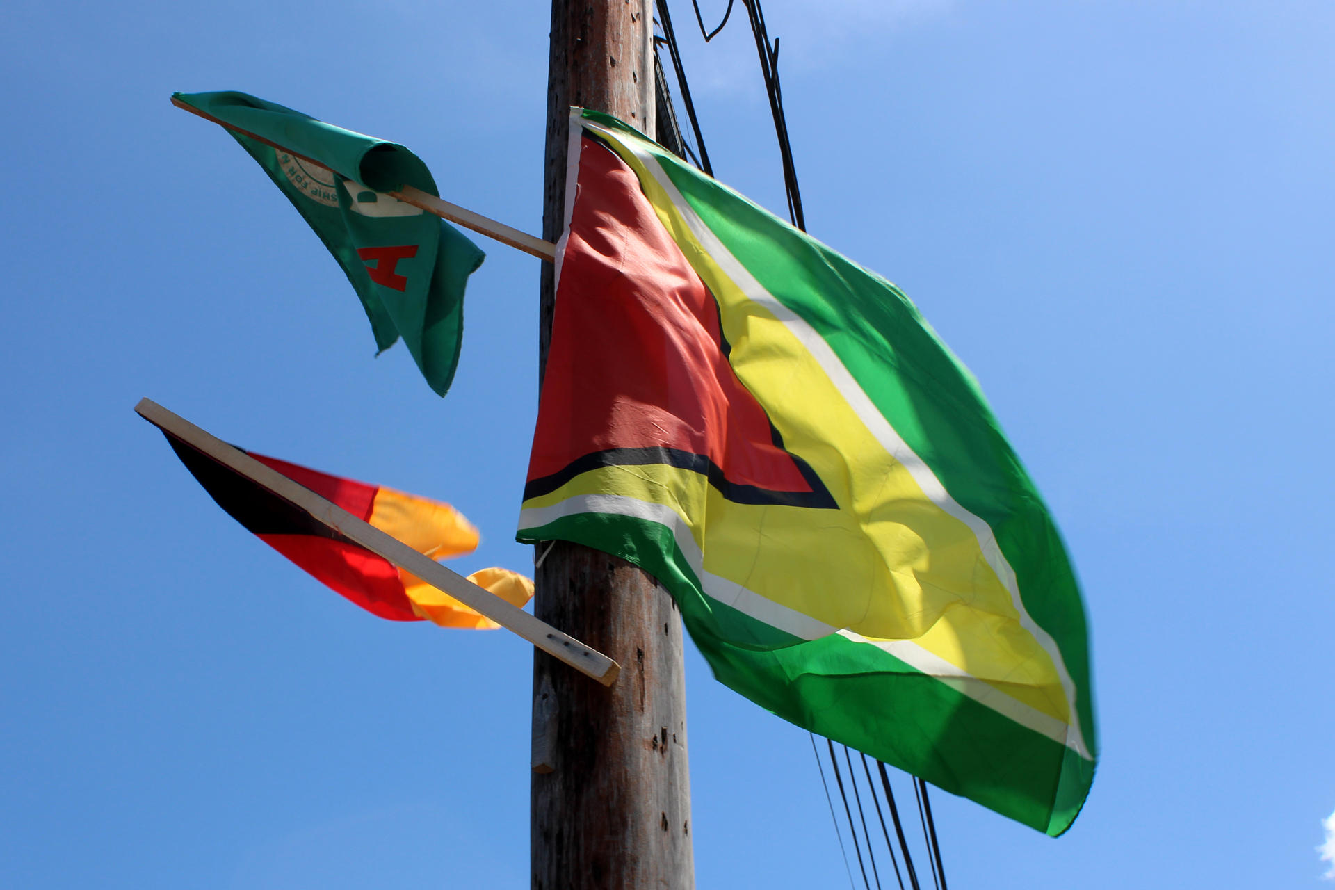 Fotografía que muestra la bandera insignia de Guyana, junto a las banderas de los principales partidos PPP/C y APNU este 2 de septiembre de 2025, en Georgetown (Guyana). EFE/ Nazima Raghubir
