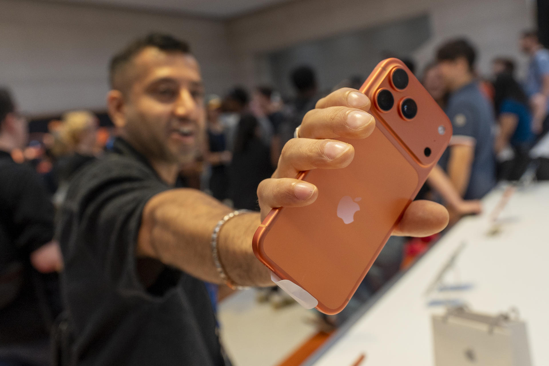Una persona sostiene un iphone 17 durante el inicio de la venta de los nuevos modelos este 19 de septiembre de 2025, en Nueva York (Estados Unidos). EFE/ Angel Colmenares