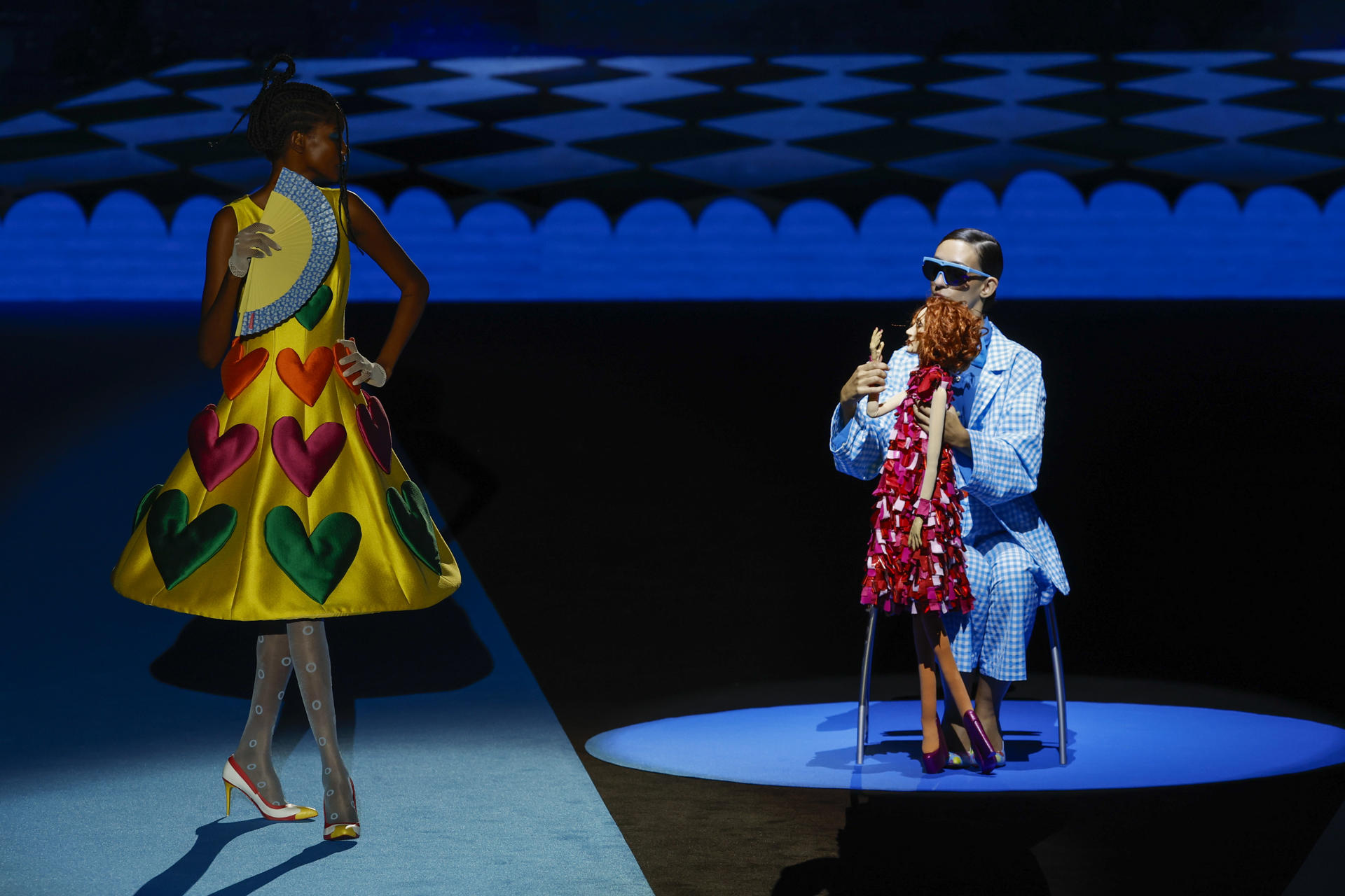 Dos modelos muestran sendas creaciones de la diseñadora Ágatha Ruiz de la Prada durante la presentación de su colección este jueves en el marco de la Semana de la Moda Mercedes Benz Fashion Week Madrid en Ifema.EFE/ J.J. Guillén