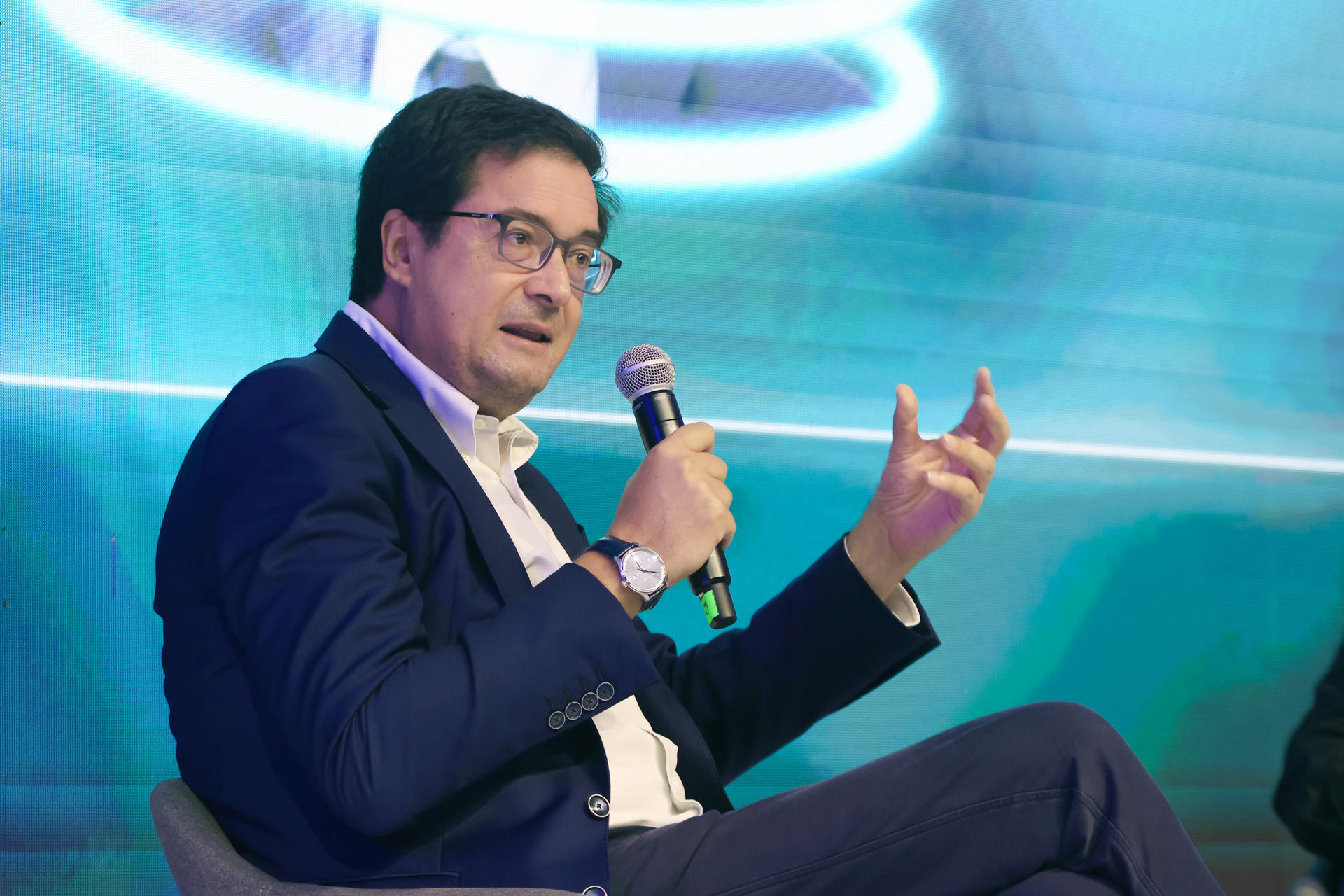 El ministro español para la Transformación Digital y de la Función Pública, Óscar López, al intervenir este viernes, 5 de septiembre, durante un conversatorio del Congreso Internacional Andicom, en Cartagena de Indias (Colombia). EFE/Ricardo Maldonado