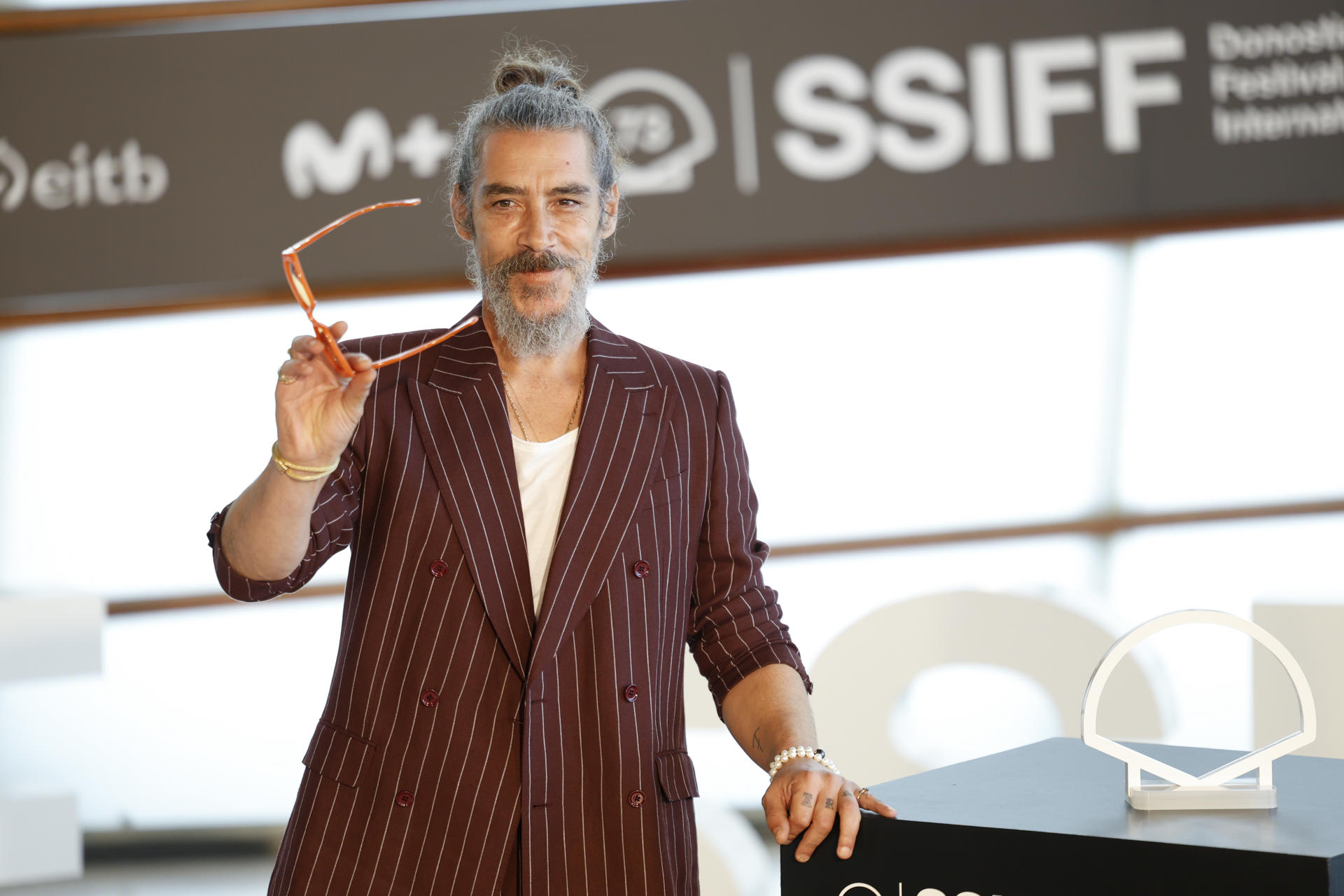El actor Óscar Jaenada, posa tras presentar su película 'La suerte', de los realizadores, Paco Plaza y Pablo Guerrero, incluida en la Sección Oficial del Festival de la 73 edición del Festival Internacional de Cine de San Sebastián. EFE/Juan Herrero