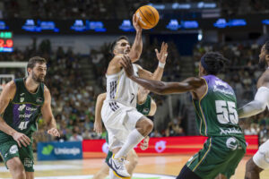 El base argentino del Real Madrid, Facundo Campazzo (c) intenta encestar ante la defensa del base estadounidense del Unicaja, Kendrick Perry (d) durante el tercer partido del XIV Torneo Costa del Sol disputado esta tarde en el Palacio de los Deportes José María Martín Carpena. EFE/Carlos Díaz.