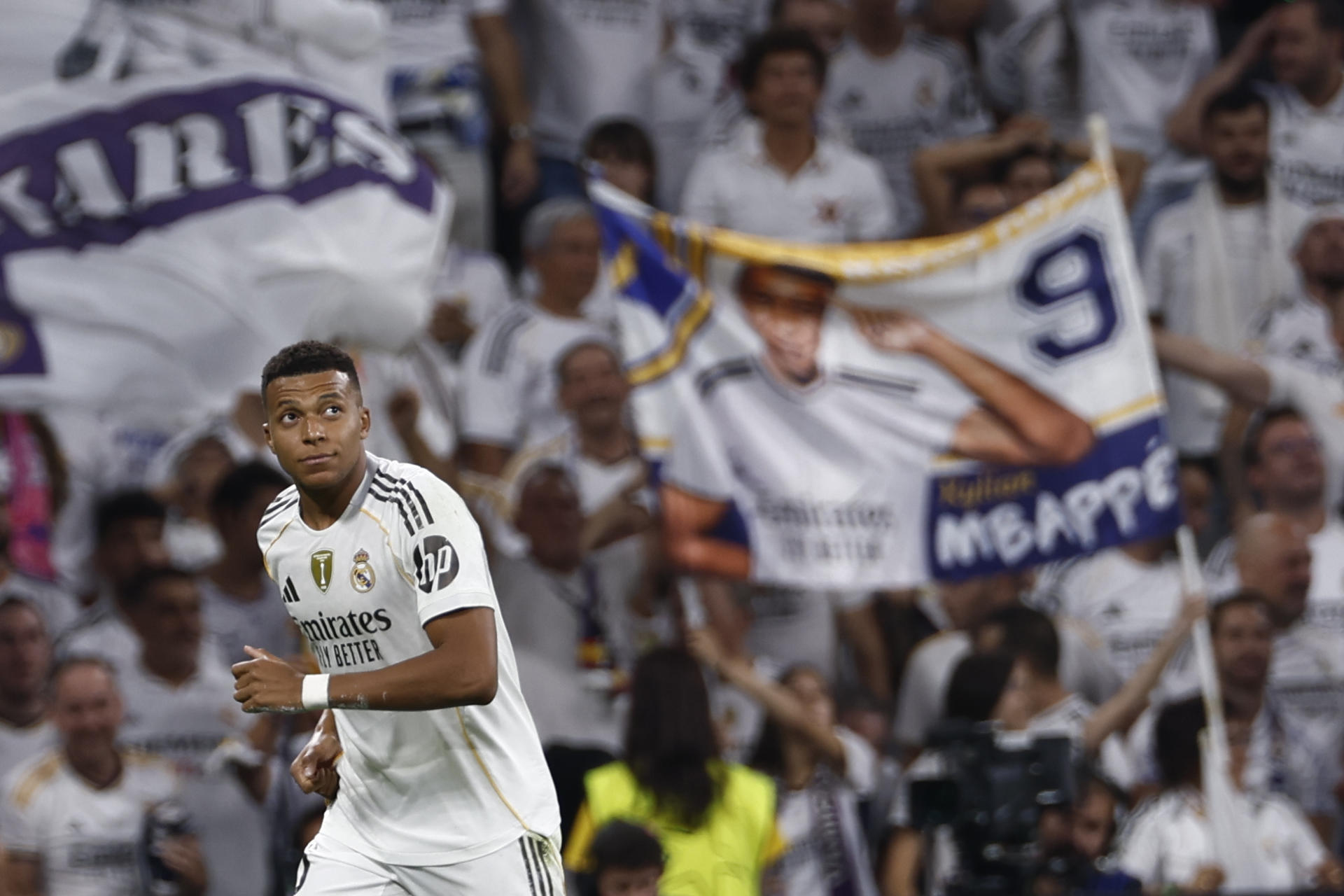 El delantero francés del Real Madrid Kylian Mbappe celebra su segundo gol durante el partido de la primera jornada de la Liga de Campeones que Real Madrid y Olympique de Marsella disputaron en el estadio Santiago Bernabéu. EFE/Daniel González
