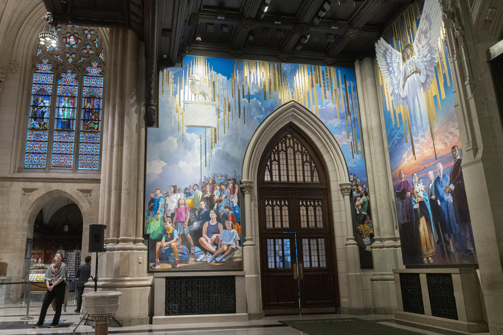 Fotografía que muestra un mural durante su presentación este jueves, en la catedral de San Patricio en Nueva York (Estados Unidos). EFE/ Angel Colmenares