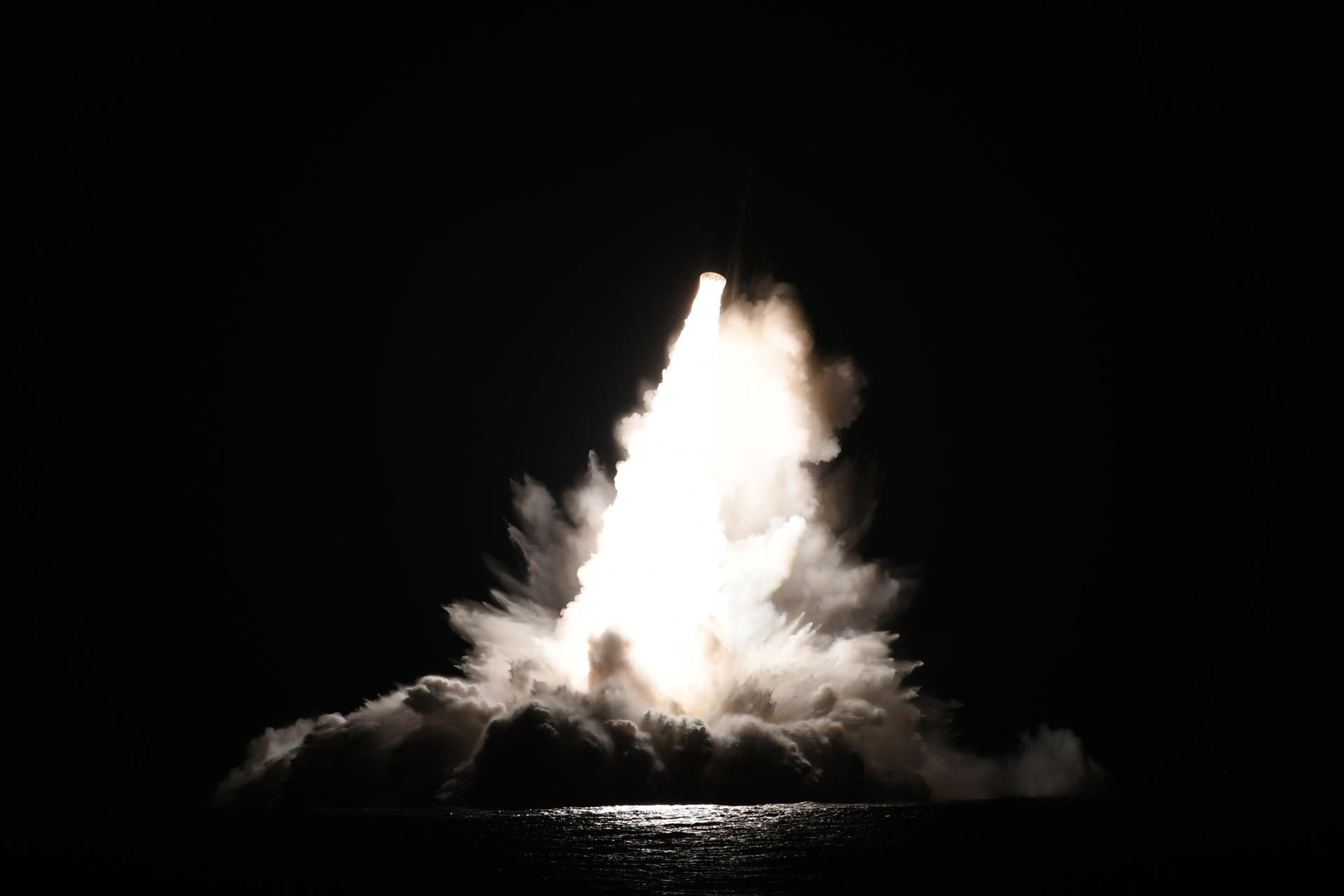 Un misil Trident II D5 Life Extension (D5LE) desarmado es lanzado desde un submarino de misiles balísticos (SSBN) clase Ohio, frente a la costa de Florida, el 17 de septiembre. EFE/Shelby Thompson/Marina EEUU/SOLO USO EDITORIAL /NO VENTAS /SOLO DISPONIBLE PARA ILUSTRAR LA NOTICIA QUE ACOMPAÑA /CRÉDITO OBLIGATORIO
