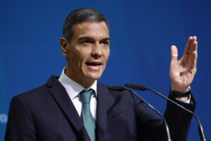 El presidente del Gobierno, Pedro Sánchez, pronuncia un discurso durante la clausura del acto ‘España, vanguardia de la industria verde’, en el que se hará oficial la adhesión de España a la alianza que impulsa el Foro Económico Mundial para descarbonizar sectores como la aviación y el transporte marítimo y por carretera, este lunes en Madrid. EFE/ Daniel González