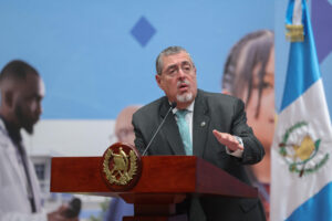 El presidente de Guatemala, Bernardo Arévalo de León, habla en una rueda de prensa este lunes, en el Palacio Nacional de la Cultura de Ciudad de Guatemala (Guatemala). EFE/ Mariano Macz