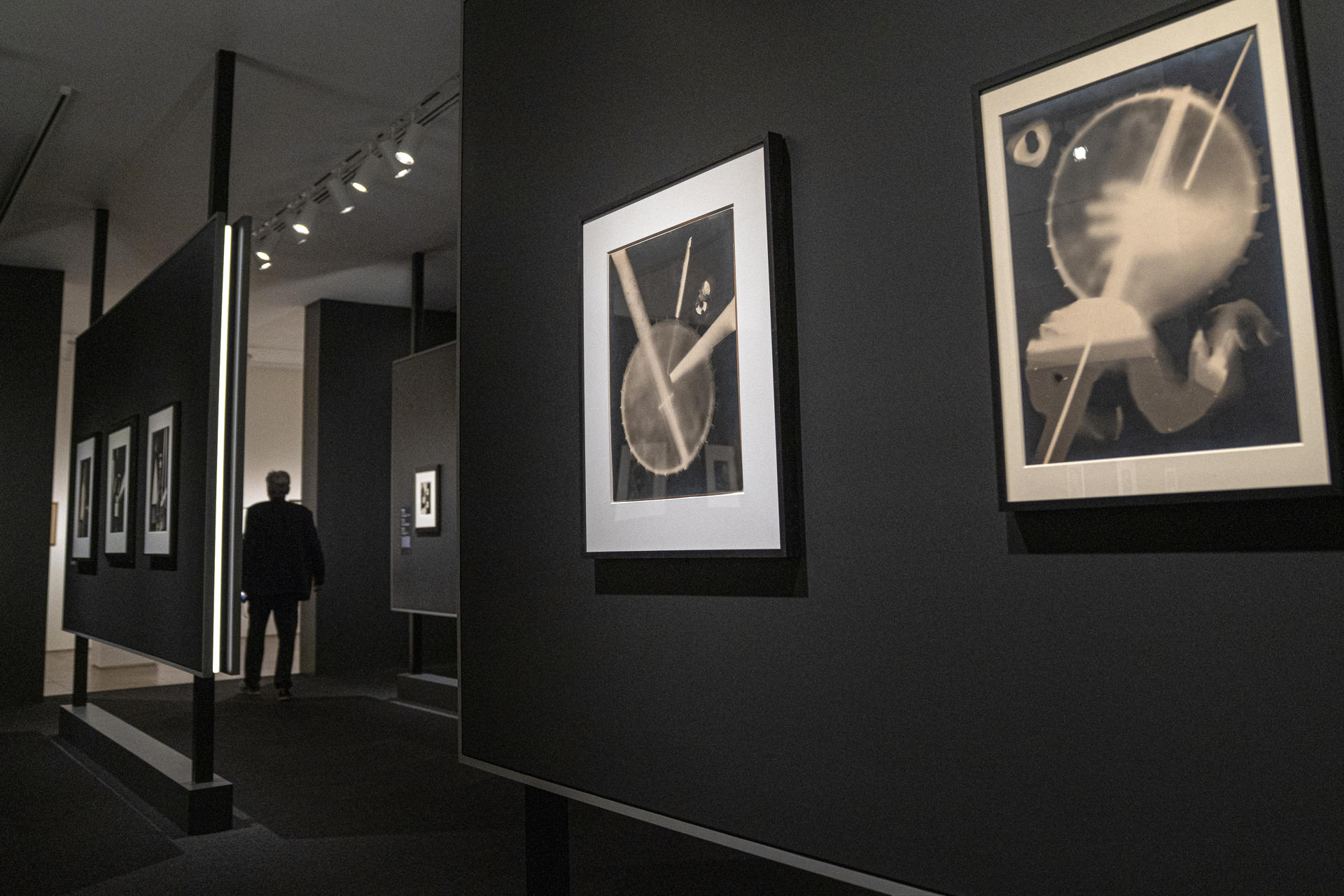 Una persona observa la exposición "Cuando los objetos sueñan" del artista estadounidense Man Ray, en el Museo Metropolitano de Arte de Nueva York (MET), este lunes en Nueva York (Estados Unidos). EFE/ Ángel Colmenares