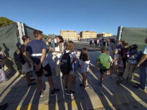 Un grupo de niños y niñas espera junto a sus padres a las puertas del CEIP Orba de Alfafar. EFE/Eusebio Calatayud
