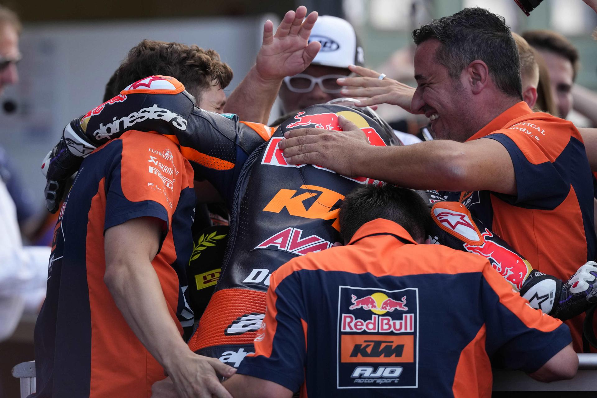El piloto de Red Bull KTM Ajo, José Antonio Rueda de España, celebra la victoria de la carrera de Moto3 del Gran Premio de San Marino y la Riviera de Rimini en el Circuito Mundial de Misano Marco Simoncelli en Misano Adriático, Italia. EFE/EPA/DANILO DI GIOVANNI