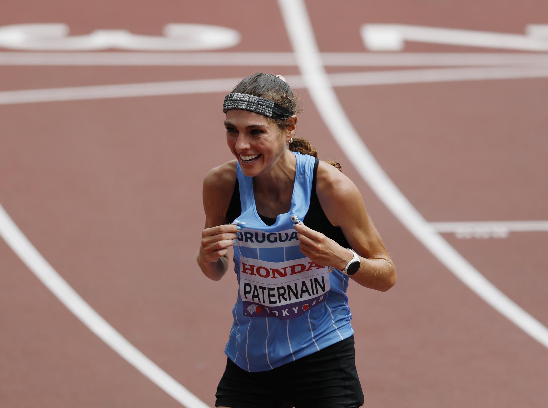 Julia Paternain, de Uruguay, registró en meta un tiempo de 2h27:23 para ganar la medalla de bronce del maratón en los Mundiales de Atletismo en Tokio. EFE/EPA/MAST IRHAM