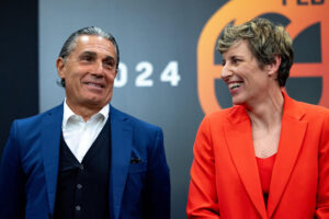 Fotografía de Daniel González, en la que puede verse en una imagen de archivo del 8 de mayo de 2024 a la presidenta de la Federación Española de Baloncesto (FEB), Elisa Aguilar (d), junto al seleccionador masculino de España, Sergio Scariolo (i). EFE