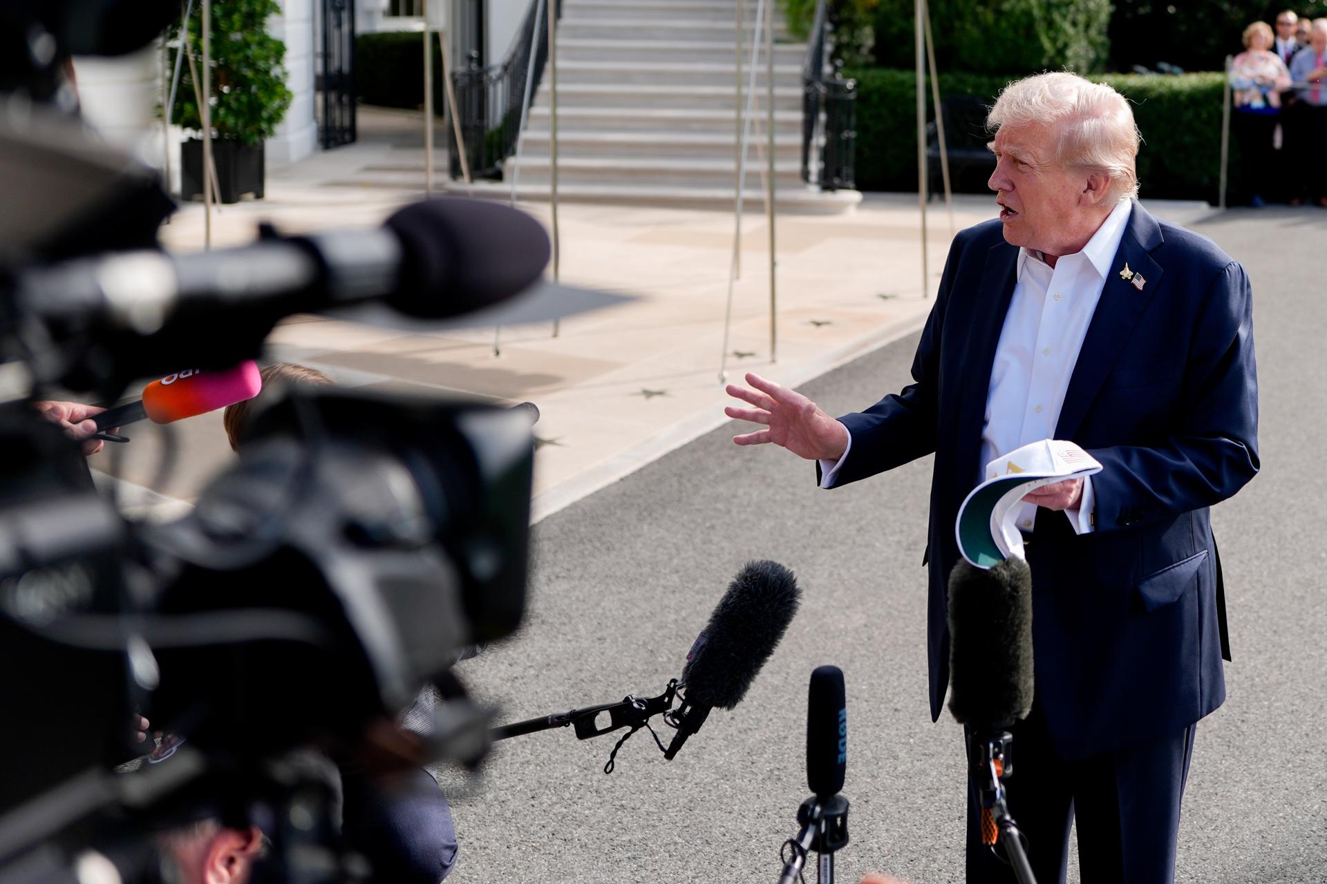El presidente de Estados Unidos, Donald Trump (i), en el jardín sur de la Casa Blanca antes de abordar el Marine One en Washington, DC, EE.UU., el 26 de septiembre de 2025.EFE/KENT NISHIMURA / POOL
