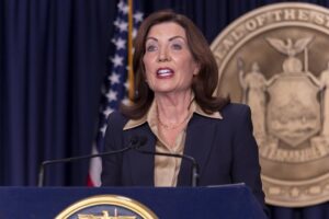 Fotografía de archivo de la gobernadora del estado de Nueva York, la demócrata Kathy Hochul, durante una conferencia de prensa, en la sede de la gobernación, en Nueva York (NY, EE.UU.). EFE/Sarah Yenesel.