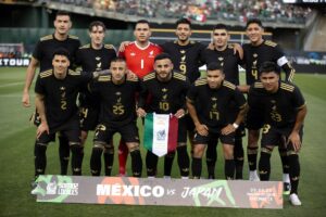 Jugadores de la selección mexicana posan para una fotografía antes del partido amistoso de fútbol entre Japón y México en Oakland, California, EE.UU. EFE/EPA/D. ROSS CAMERON