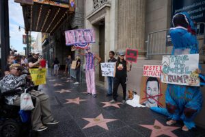 La gente protesta contra el presidente estadounidense Donald Trump frente a los estudios Jimmy Kimmel Live en Los Ángeles, California, EE. UU., el 23 de septiembre de 2025. EFE/ALLISON DINNER