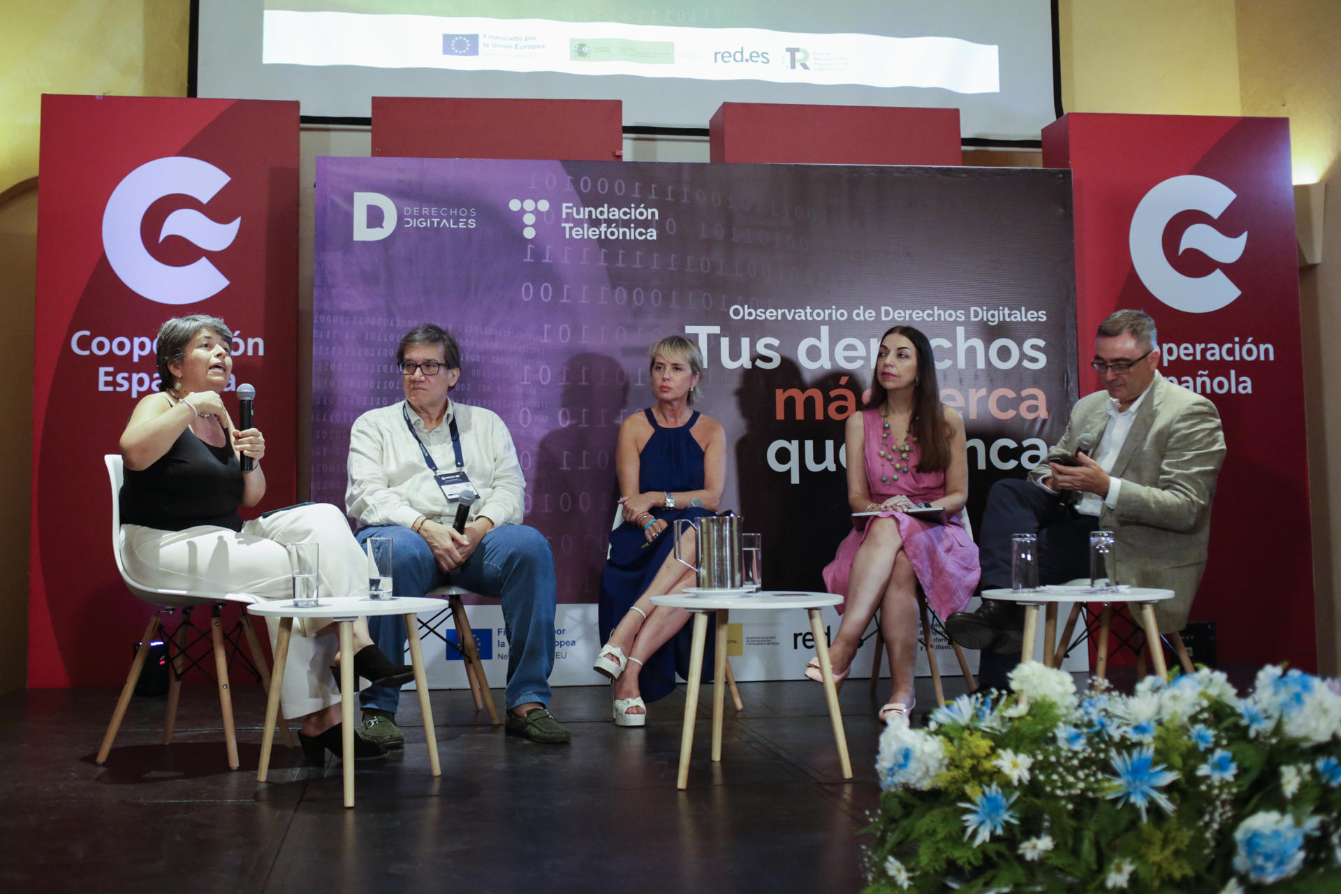 De izquierda a derecha, la integrante de la junta directiva de la Fundación Karisma, Carolina Botero; el director general de la Fundación Gabo, Jaime Abello; la copresidenta del órgano consultivo de alto nivel sobre IA de las Naciones Unidas Carmen Artigas; la experta en ética digital, inteligencia artificial y derechos humanos, asesora UNESCO - ONU, María Elena García y el subdirector adjunto de Estrategia en el Observatorio Nacional de Tecnología y Sociedad (ONTSI), Juan Miguel Márquez participan este jueves durante la presentación de la Carta Iberoamericana de Derechos Digitales, en el Centro de Formación de la Cooperación Española en Cartagena (Colombia). EFE/Ricardo Maldonado Rozo