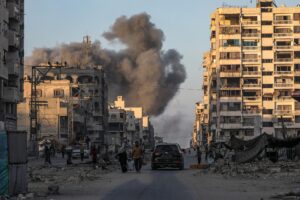 Humareda tras un bombardeo israelí en la ciudad de Gaza. EFE/EPA/Mohammed Saber