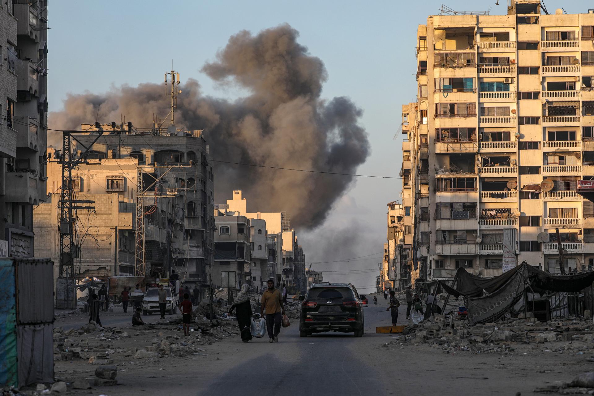 Humareda tras un bombardeo israelí en la ciudad de Gaza. EFE/EPA/Mohammed Saber