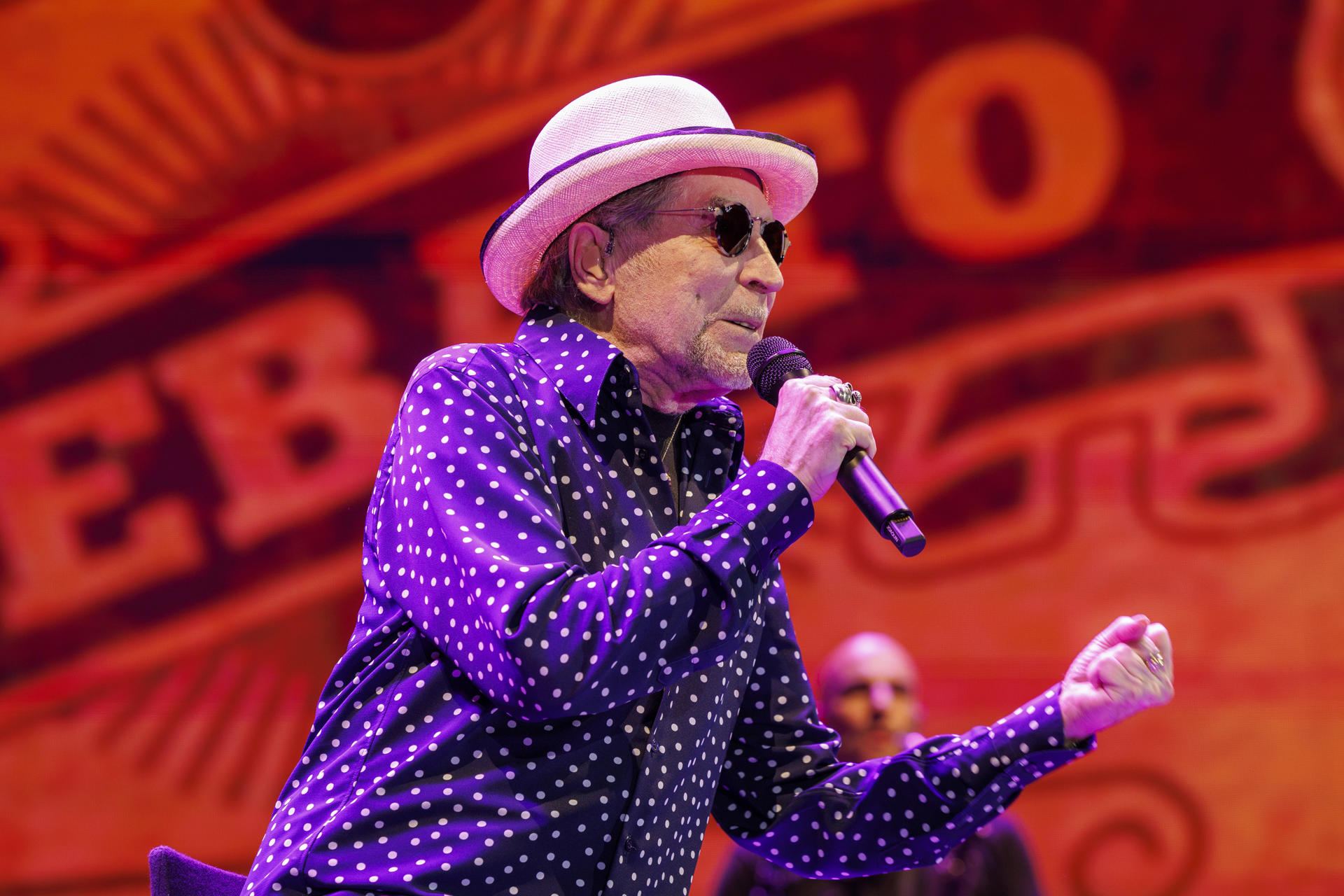 El músico y compositor Joaquín Sabina durante su actuación en el espectáculo "Hola y adiós", este martes en la plaza de toros de la Real Maestranza de Sevilla, dentro del ciclo Noches de La Maestranza, con el que se despide de su público. EFE/ Julio Muñoz