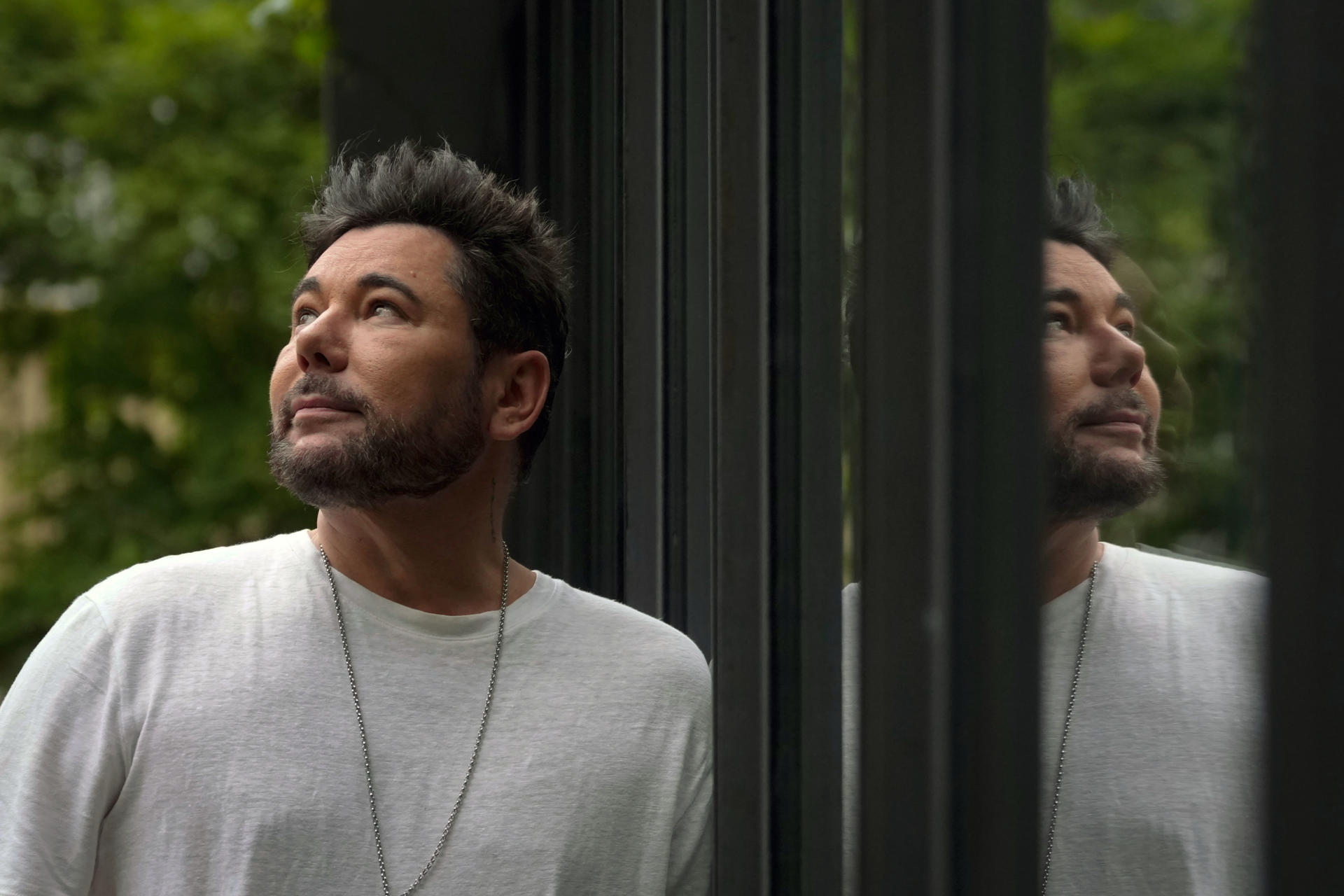 El cantante Miguel Poveda posa durante la presentación de la reedición de su quinto álbum, 'Desglaç', 25 años después de su publicación, uno de sus trabajos más emblemáticos que ahora incluye un tema inédito, 'Si el món fos...', con letra de Joana Raspall y música propia. EFE/Enric Fontcuberta
