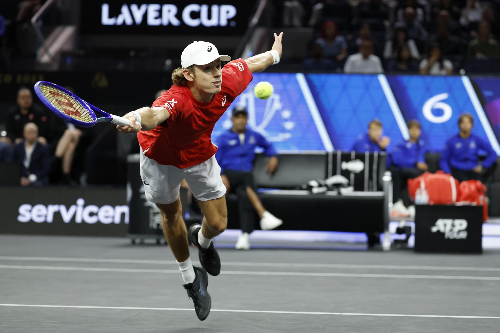 El australiano Alex de Miñaur, del Equipo Mundo, en acción contra el checo Jakub Mensik, del Equipo Europa durante el Día 3 del torneo de tenis Laver Cup en San Francisco, California (EE.UU.). EFE/JOHN G. MABANGLO