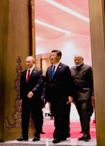 Fotografía tomada de la cuenta oficial @realDonaldTrump de la red social Truth Social donde se observa al presidente de China, Xi Jinping (c), junto a su homologo ruso, Vladímir Putin (i) y al primer ministro de la India, Narendra Modi. EFE/ @realdonaldtrump
