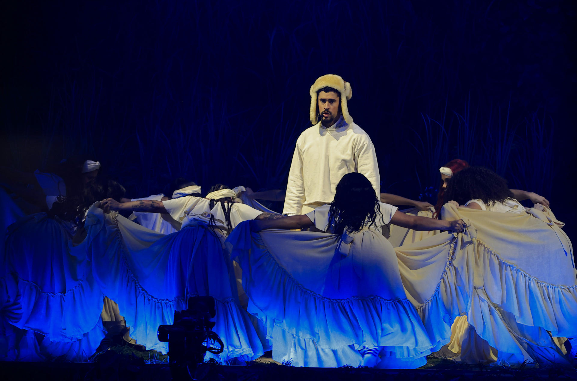 Fotografía del 20 de septiembre en la que se ve a Bad Bunny al presentarse en el Coliseo de Puerto Rico, en San Juan (Puerto Rico). EFE/ Thais Llorca