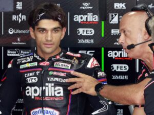 El piloto español de Aprilia Racing Jorge Martin se prepara antes de la segunda sesión de entrenamientos libres del Gran Premio de Motociclismo de Japón en Motegi. EFE/EPA/FRANCK ROBICHON