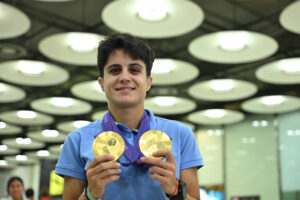 La atleta María Pérez llega este domingo a Madrid con sus dos oros conseguidos en el Mundial de Atletismo de Tokio en 20 y 35 kilómetros marcha. EFE/Fernando Villar