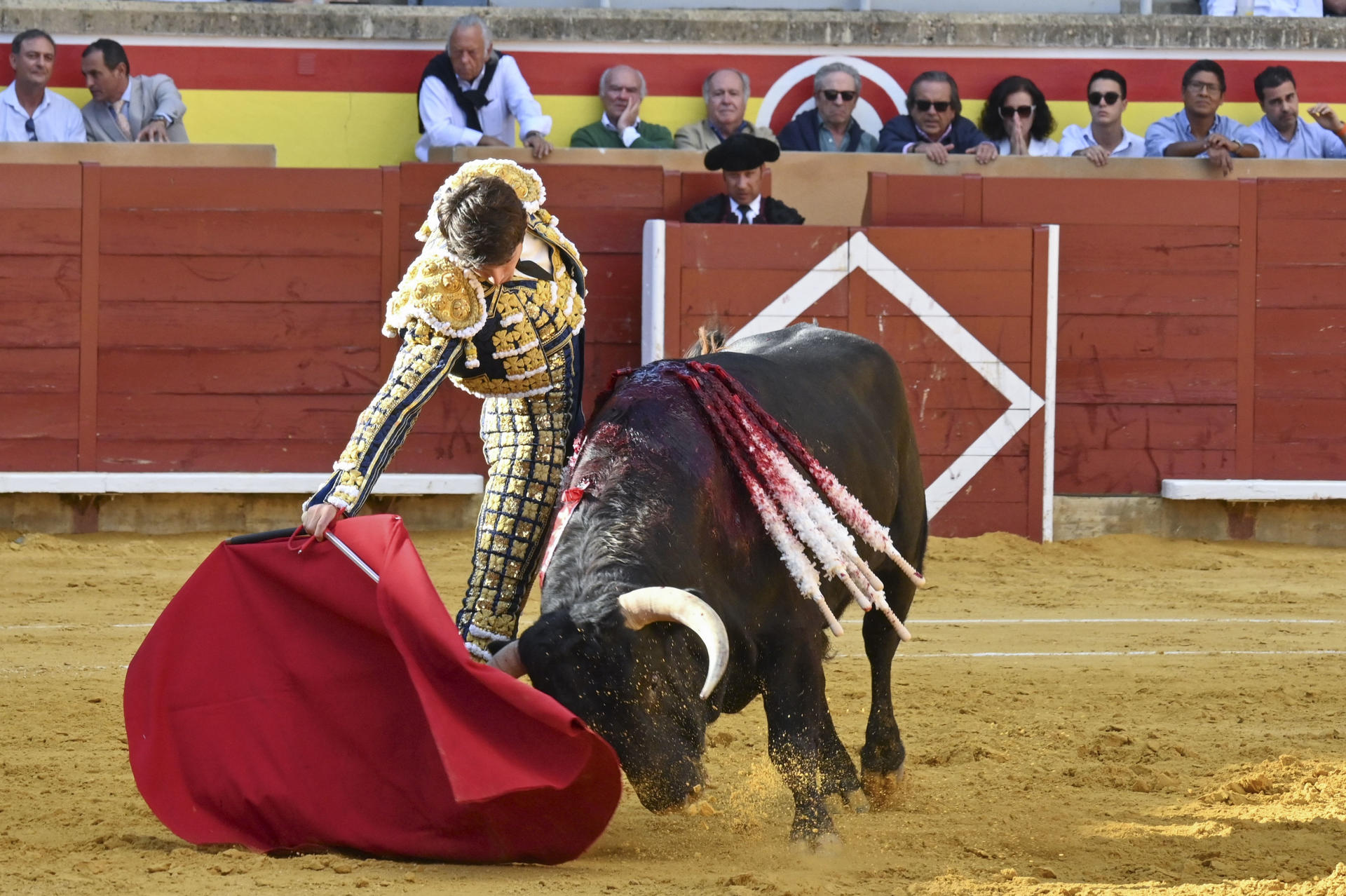 El diestro Sebastián Castella durante su faena con el primer toro en la tercera corrida de abono de la feria de San Antolín, este lunes en Palencia. EFE/Almudena Álvarez.