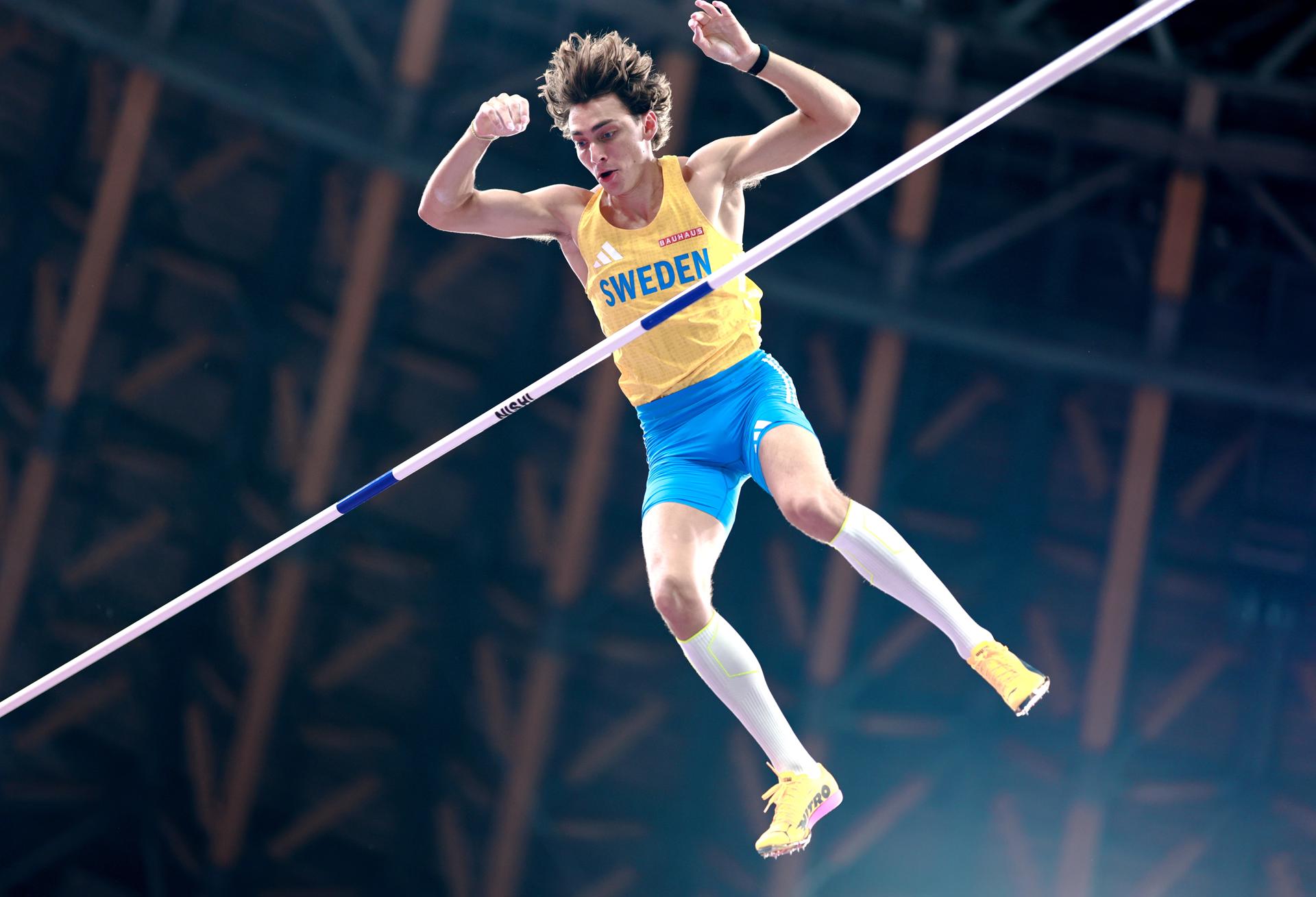 El pertiguista sueco Armand Duplantis logró este lunes la medalla de oro en los Mundiales de atletismo de Tokio, en los que además volvió a batir su propio récord mundial con 6,30 metros en su tercer y último intento.EFE/EPA/ALEX PLAVEVSKI