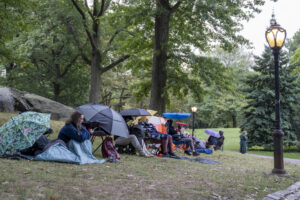 Personas hacen fila este 10 de septiembre de 2205, en Nueva York (Estados Unidos). EFE/ Ángel Colmenares.